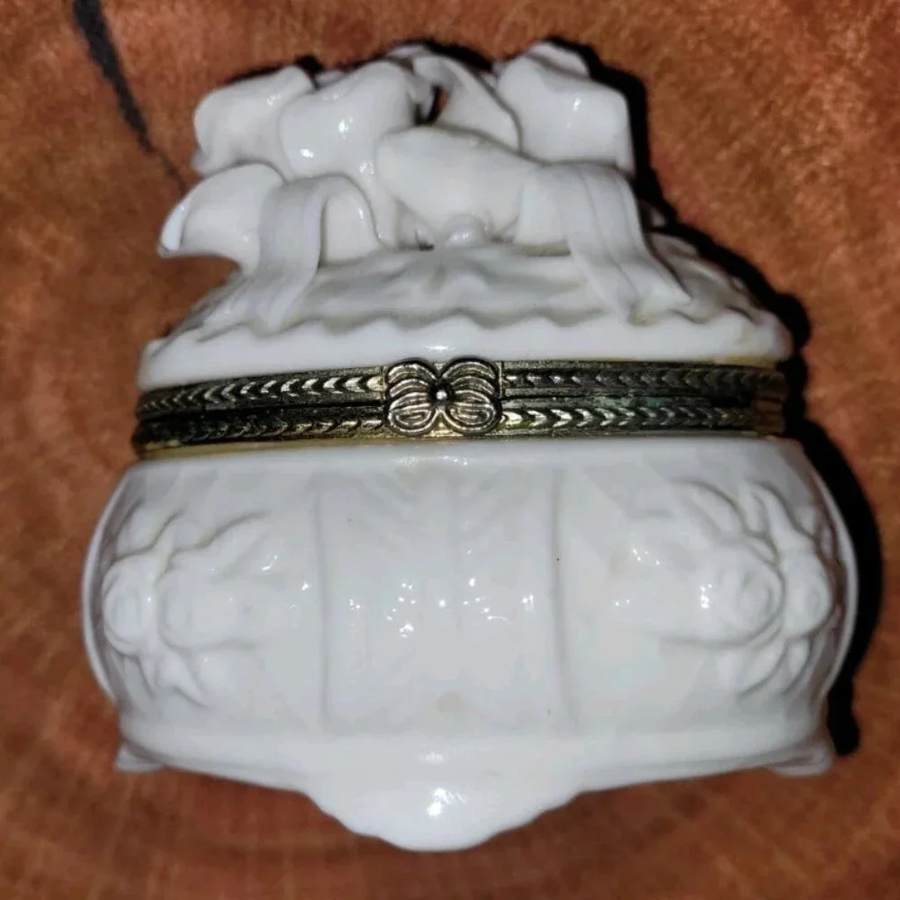 🌹 Antique White Bisque Porcelain Trinket Jewelry Box W. Gold Trimming & Roses